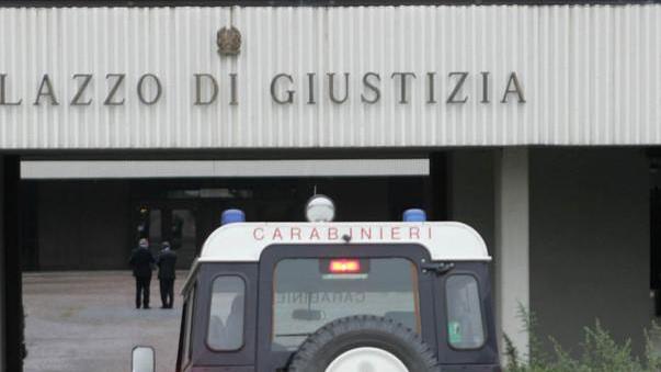 Ubriaco prima litiga poi strattona i militari Arrestato un 25enne