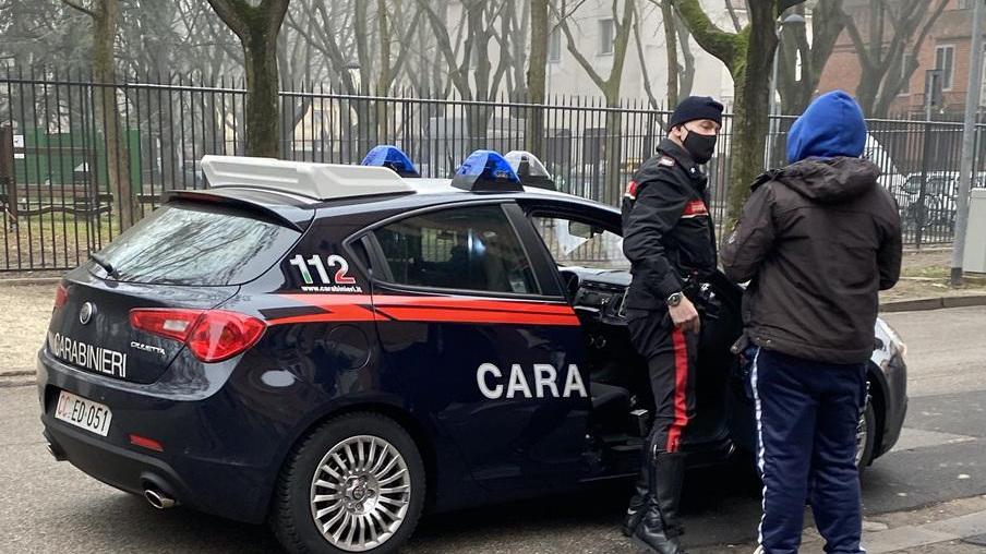 Sei tonnellate di rifiuti tessili scaricati in un capannone a Tresigallo