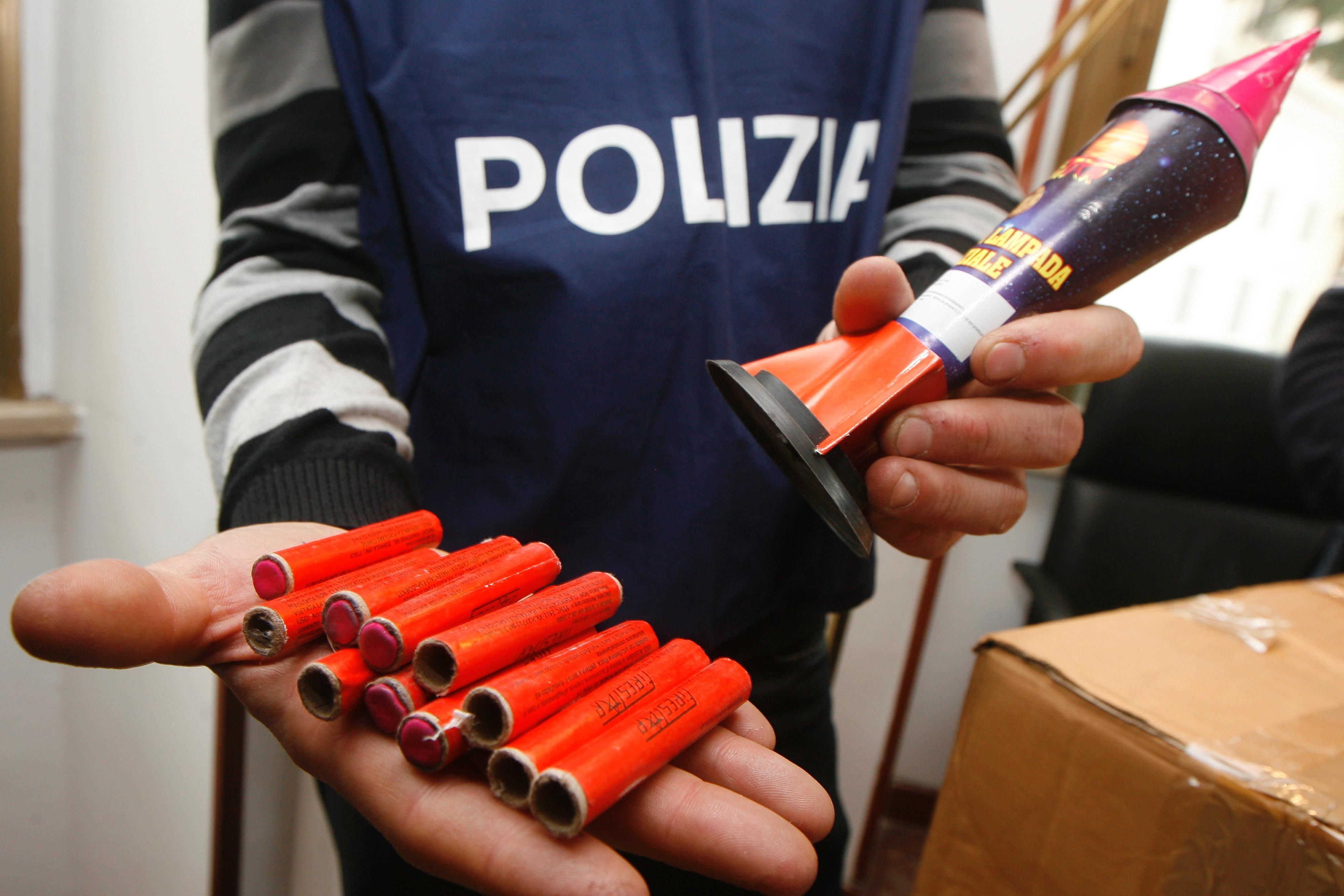 Sassari, Capodanno sicuro: 50mila fuochi d'artificio sequestrati in un capannone 