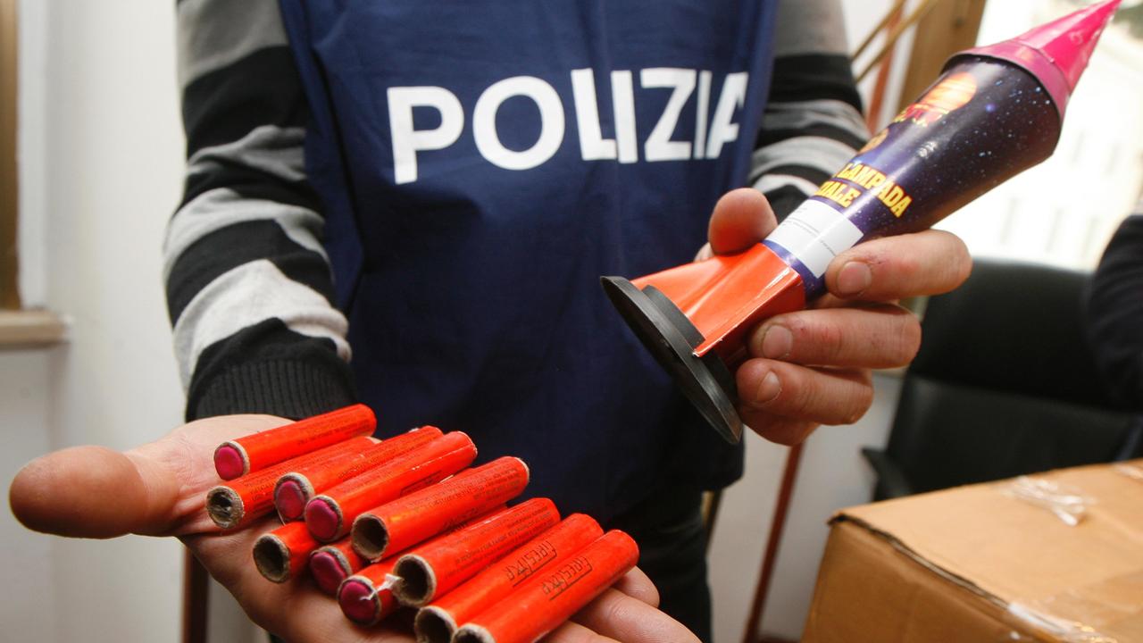 Sassari, Capodanno sicuro: 50mila fuochi d'artificio sequestrati in un capannone 
