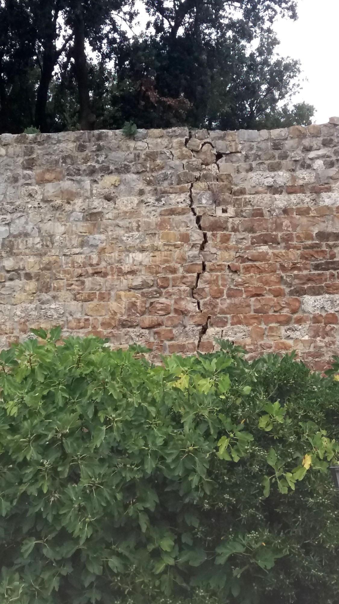 Massa Marittima, allarme per le mura: saranno smontate per un intervento contro i cedimenti 