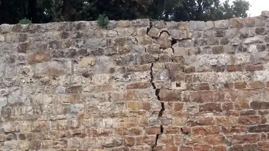 Massa Marittima, allarme per le mura: saranno smontate per un intervento contro i cedimenti