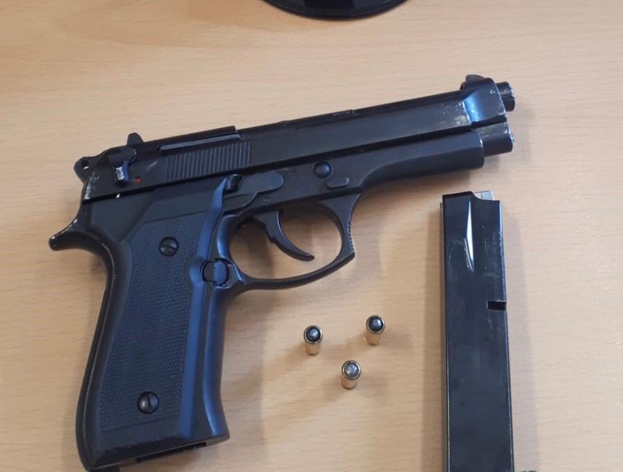 In auto con una scacciacani modificata: arrestato 32enne di Carbonia