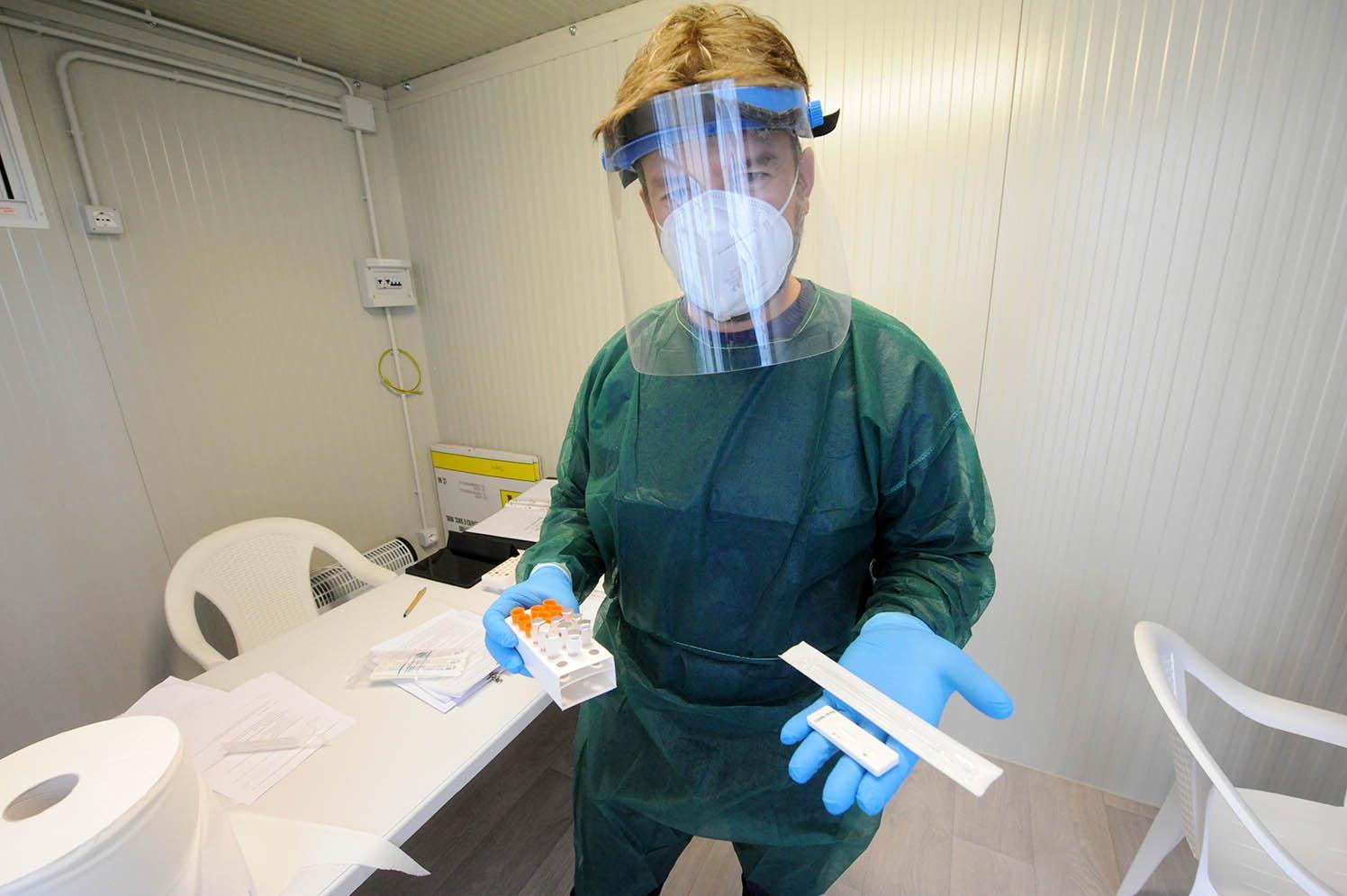 Contatti, tamponi e quarantene: in 10 faq la Regione spiega le nuove disposizioni nazionali e in Toscana