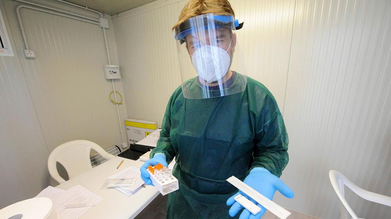 Contatti, tamponi e quarantene: in 10 faq la Regione spiega le nuove disposizioni nazionali e in Toscana