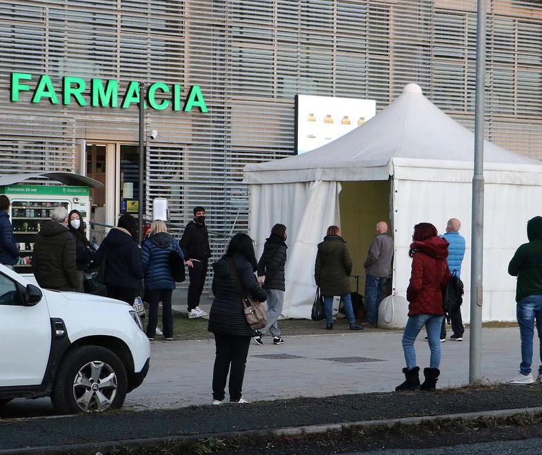 La farmacia comunale di Marina di Carrara in via Fiorillo dove effettuano i tamponi rapidi