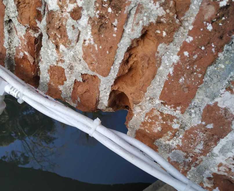 Perforato il ponte per le luci di Natale