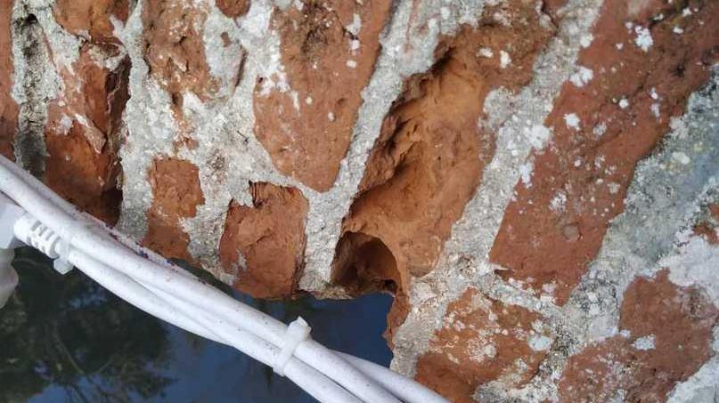 Perforato il ponte per le luci di Natale