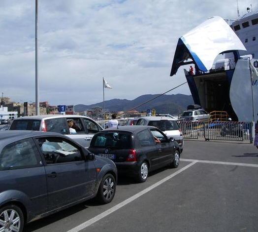 Sulla nave solo col Super green pass Landi: così gli elbani sono al confino 