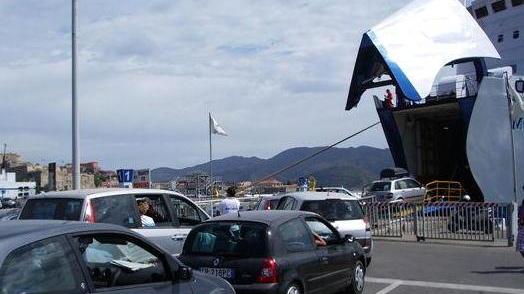 Sulla nave solo col Super green pass Landi: così gli elbani sono al confino