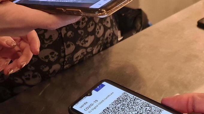 In centinaia a ballare al circolo Scatta la chiusura per 15 giorni