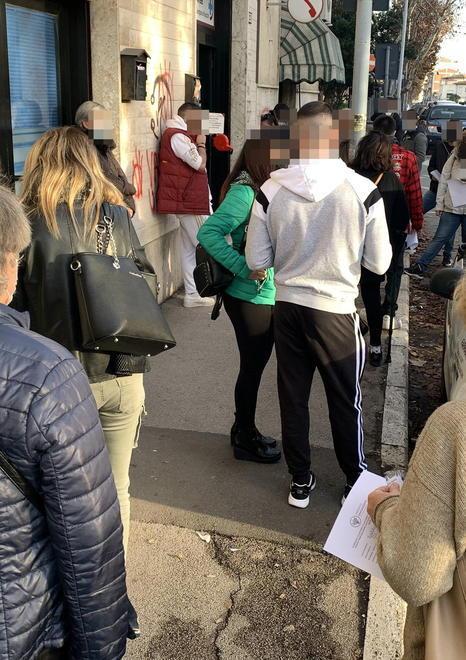 Coda ieri alla farmacia San Giuseppe (FOTO AGENZIABF)