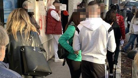 Coda ieri alla farmacia San Giuseppe (FOTO AGENZIABF)