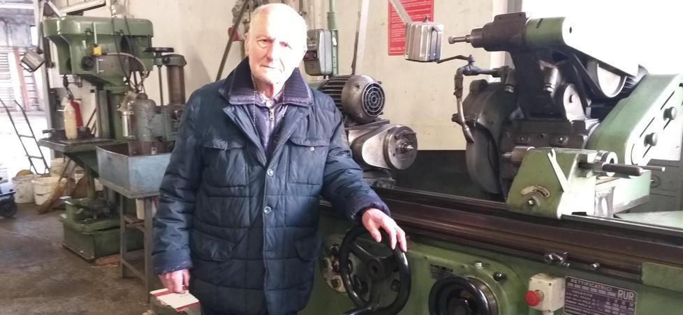 Romeo Lenzi, 93 anni da compiere fra poche settimane, ha lavorato per una vita intera come artigiano nella sua officina