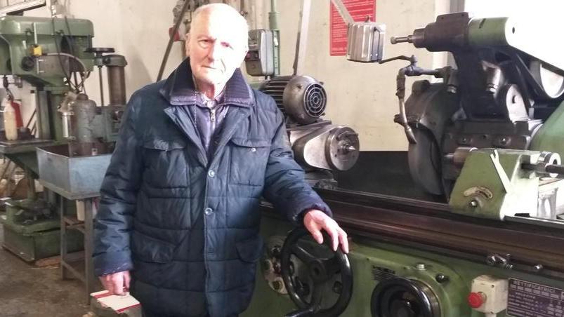 Romeo Lenzi, 93 anni da compiere fra poche settimane, ha lavorato per una vita intera come artigiano nella sua officina