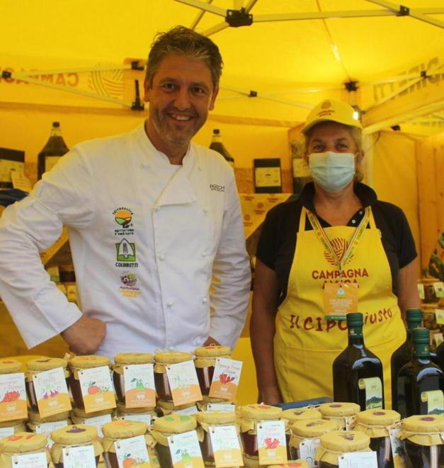 Simone Ferri Graziani in uno stand della Coldiretti
