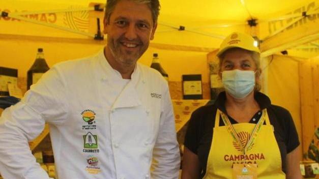 Simone Ferri Graziani in uno stand della Coldiretti