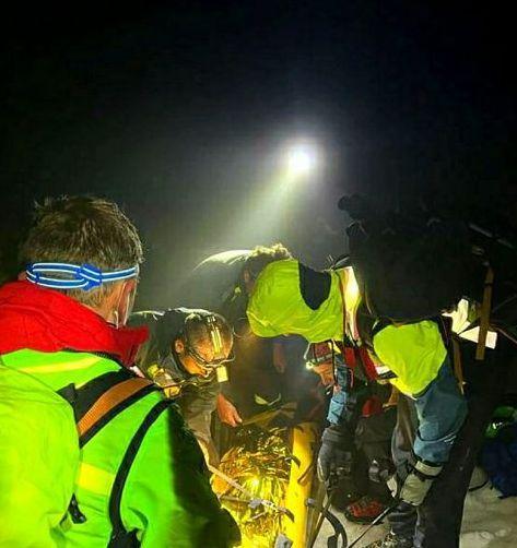 Il prete torna sui monti e recupera gli zaini dei ragazzi