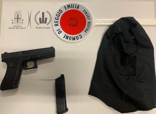 In tasca una scacciacani e un passamontagna Denunciato un 18enne
