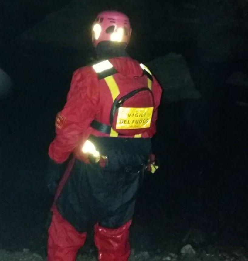 Atto vandalico in un giardino, dato alle fiamme un tavolo