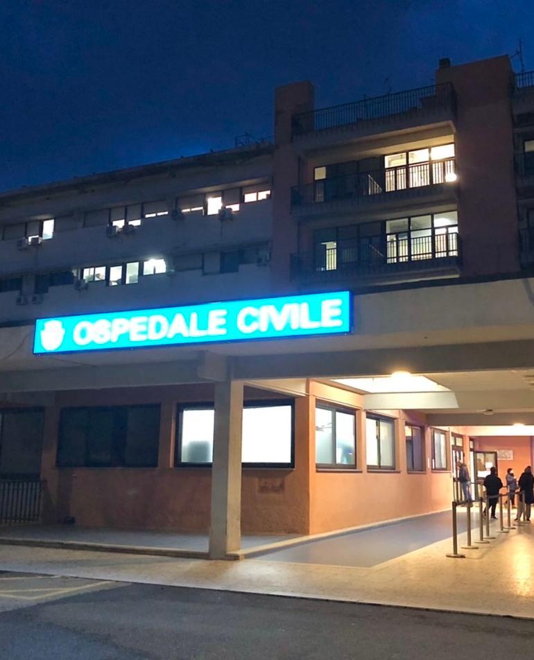 Alghero, fiocco azzurro da brivido nei parcheggi del Civile