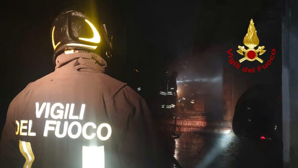 Paura a Samugheo: due bombole di Gpl in una legnaia in fiamme, i vigili sventano il pericolo
