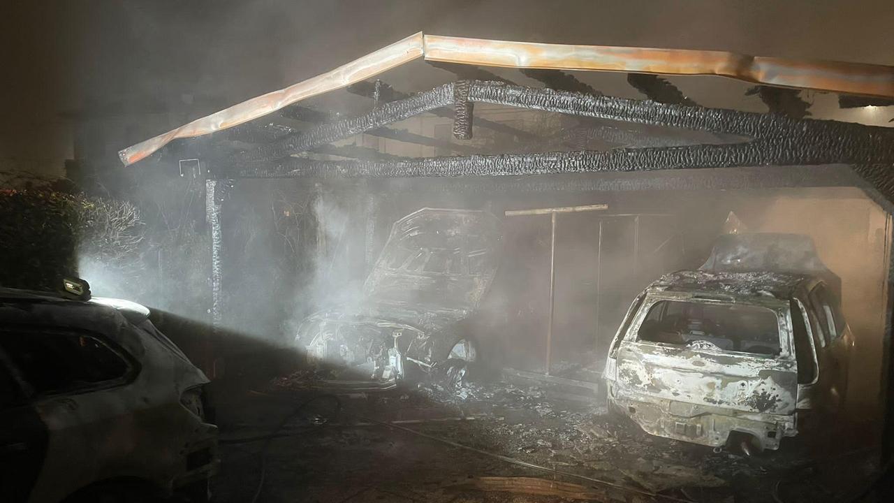 Ostellato, quattro auto a fuoco nella notte: pompieri al lavoro per ore