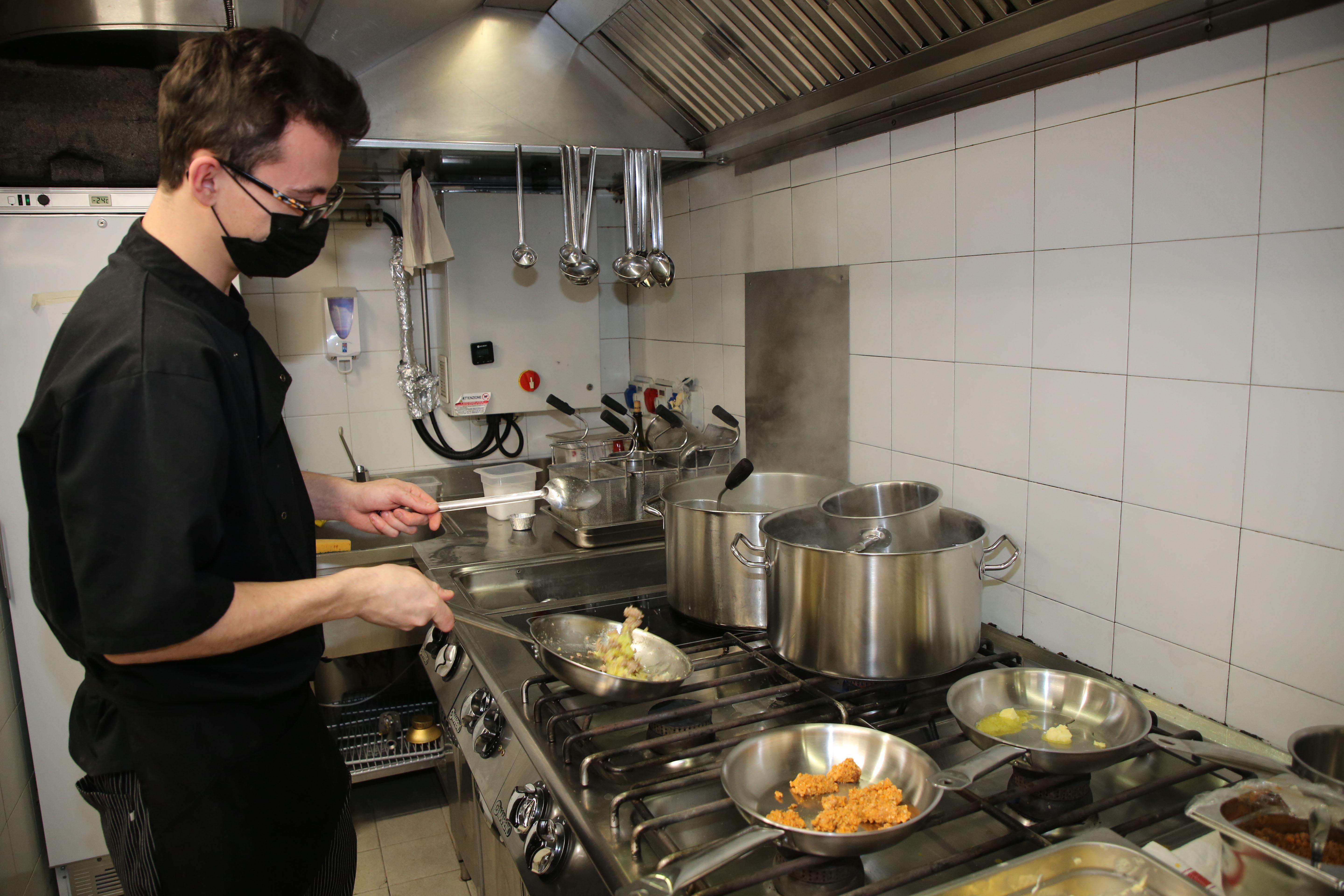Un cuoco in cucina (FOTO D'ARCHIVIO)