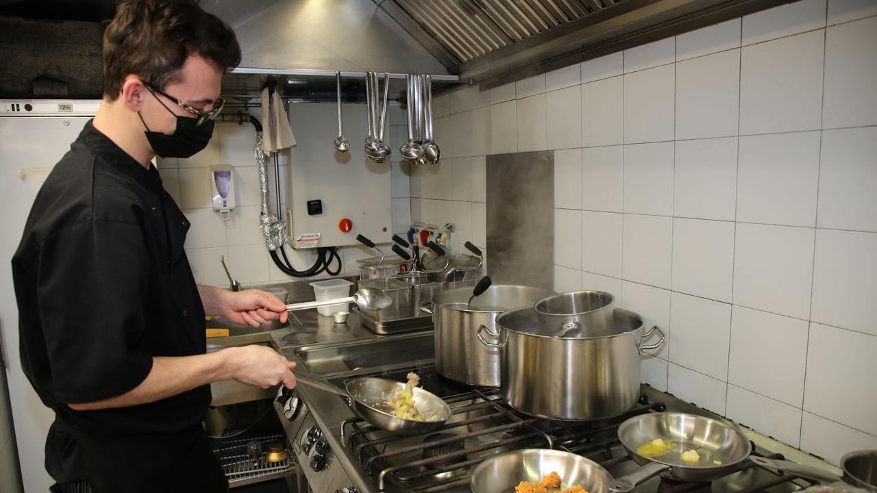 Un cuoco in cucina (FOTO D'ARCHIVIO)
