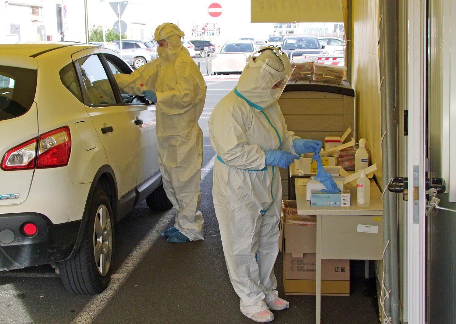 Coronavirus in Toscana, ancora 15mila casi e ricoveri in aumento. Rischio zona gialla a metà gennaio 