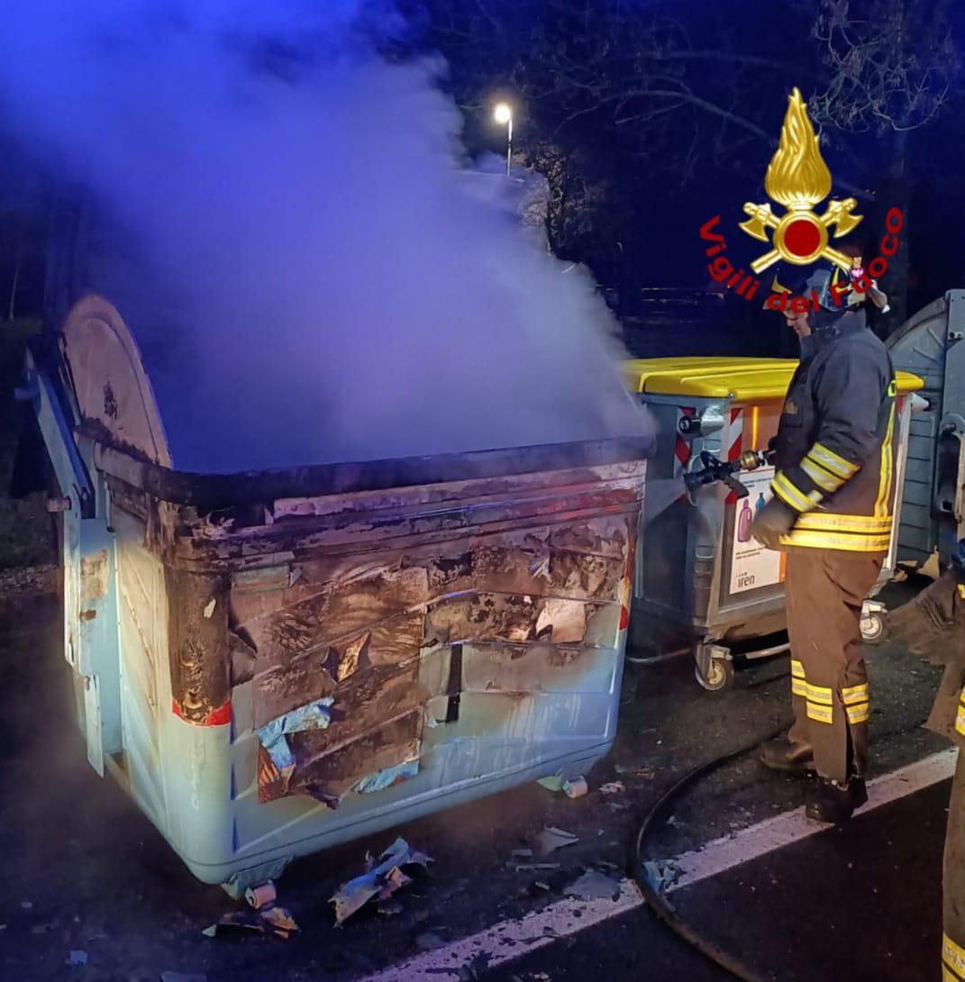 Un cassonetto a fuoco in via Fratelli Rosselli