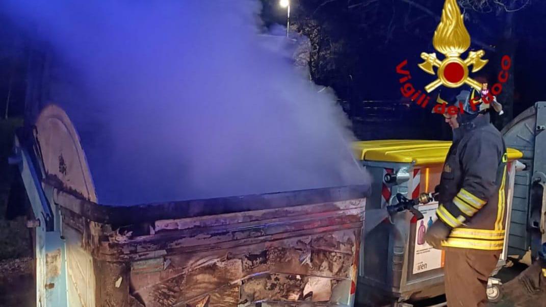 Un cassonetto a fuoco in via Fratelli Rosselli
