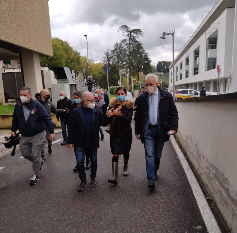 Eugenio Giani durante una visita a Careggi