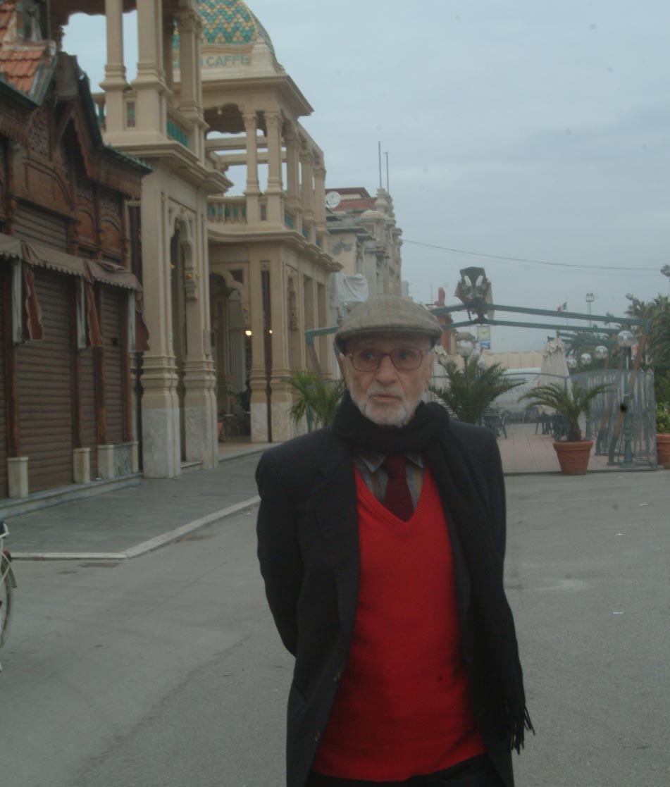 Amici (miei) e sberleffi: Mario Monicelli, Viareggio e il suo cinema in un libro che sa salmastro 