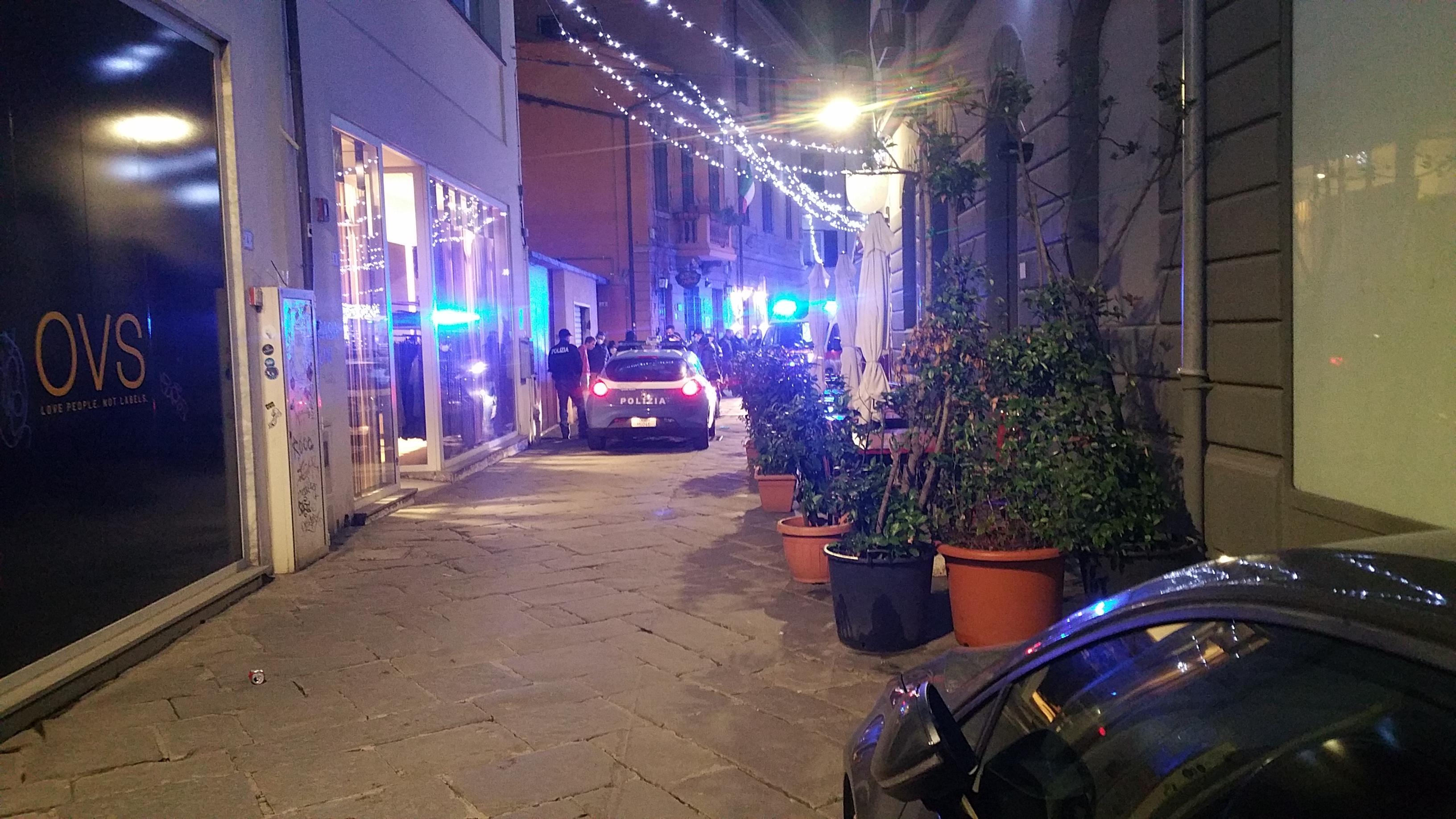 L'intervento della polizia nel centro di Grosseto la notte dell'ultimo dell'anno: in quattro sono finiti in manette
