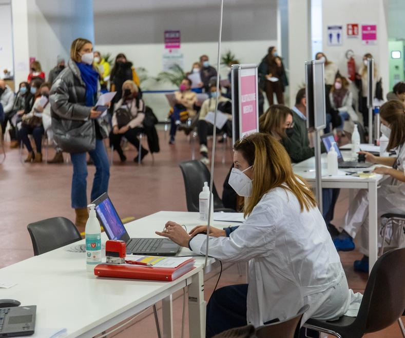 Ferrara, vaccinatori al lavoro anche i giorni di festa: «Scelta convinta, felici di aiutare la comunità» 