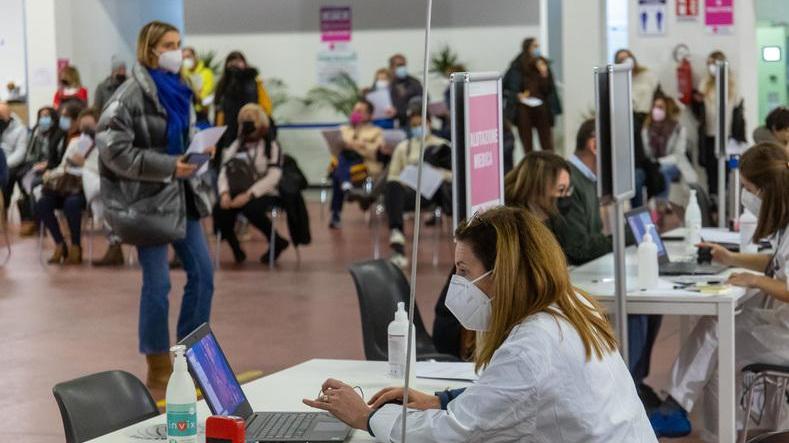 Ferrara, vaccinatori al lavoro anche i giorni di festa: «Scelta convinta, felici di aiutare la comunità»