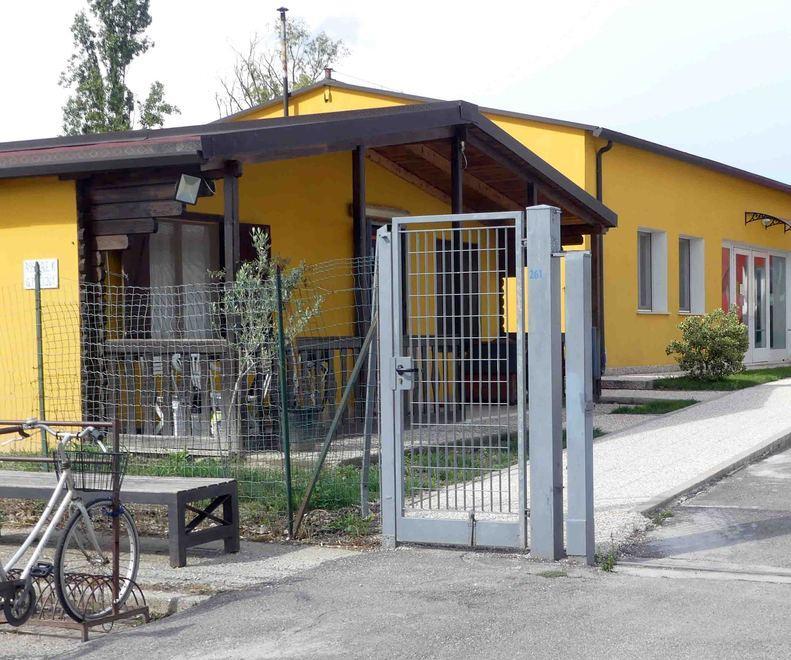 Ferrara, attacchi social al don: Bedin invita i detrattori alla mensa di viale K 