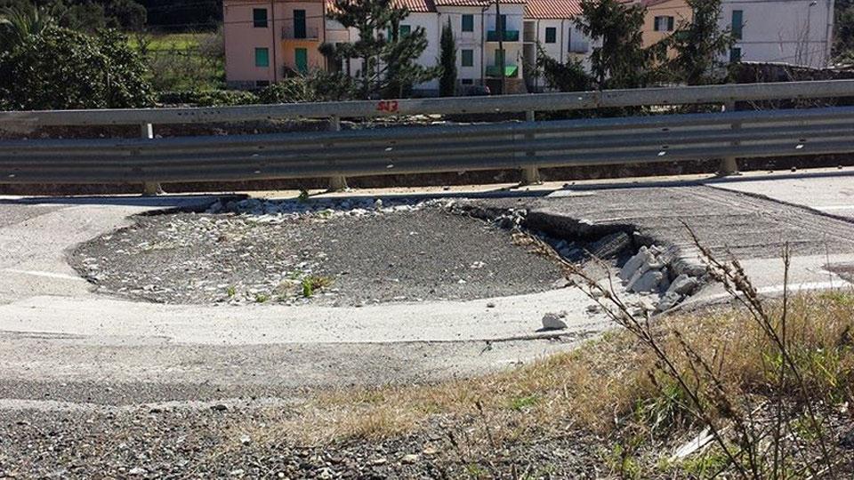 Il cedimento del manto stradale della provinciale 26 del Piano di Rio