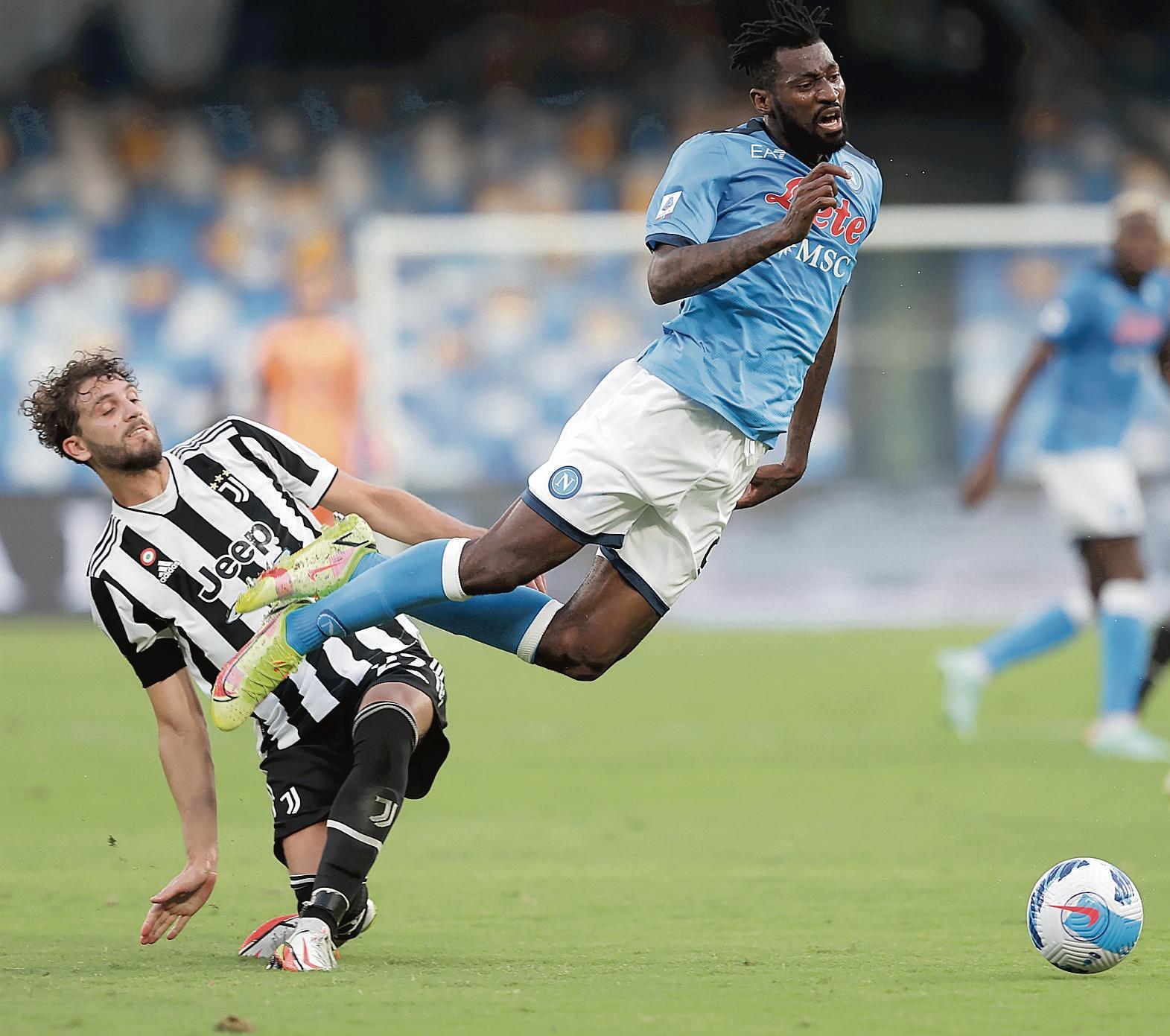 Un intervento di Locatelli su Anguissa nel match di andata tra Napoli e Juventus (foto Lapresse)
