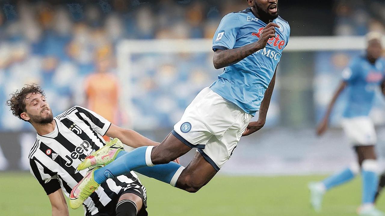 Un intervento di Locatelli su Anguissa nel match di andata tra Napoli e Juventus (foto Lapresse)