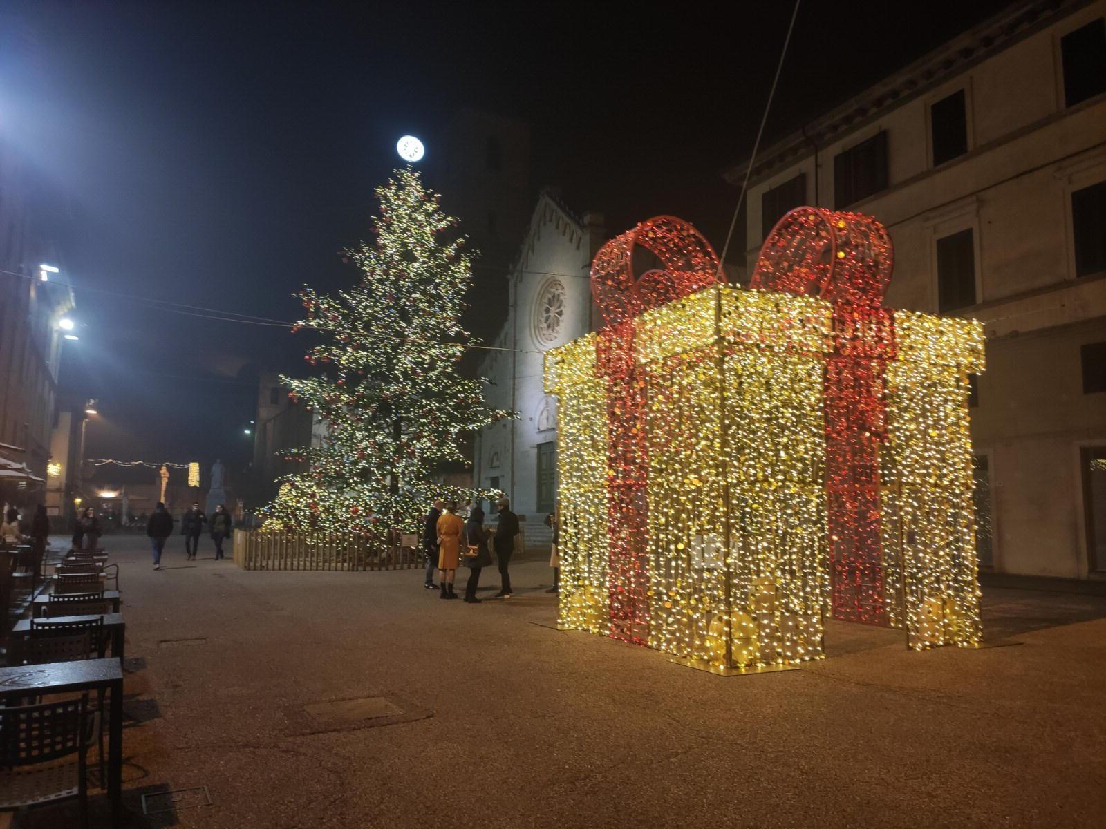 Notte di San Silvestro in Versilia, piazze vuote e poca gente: la capitale della movida dice addio alla festa 