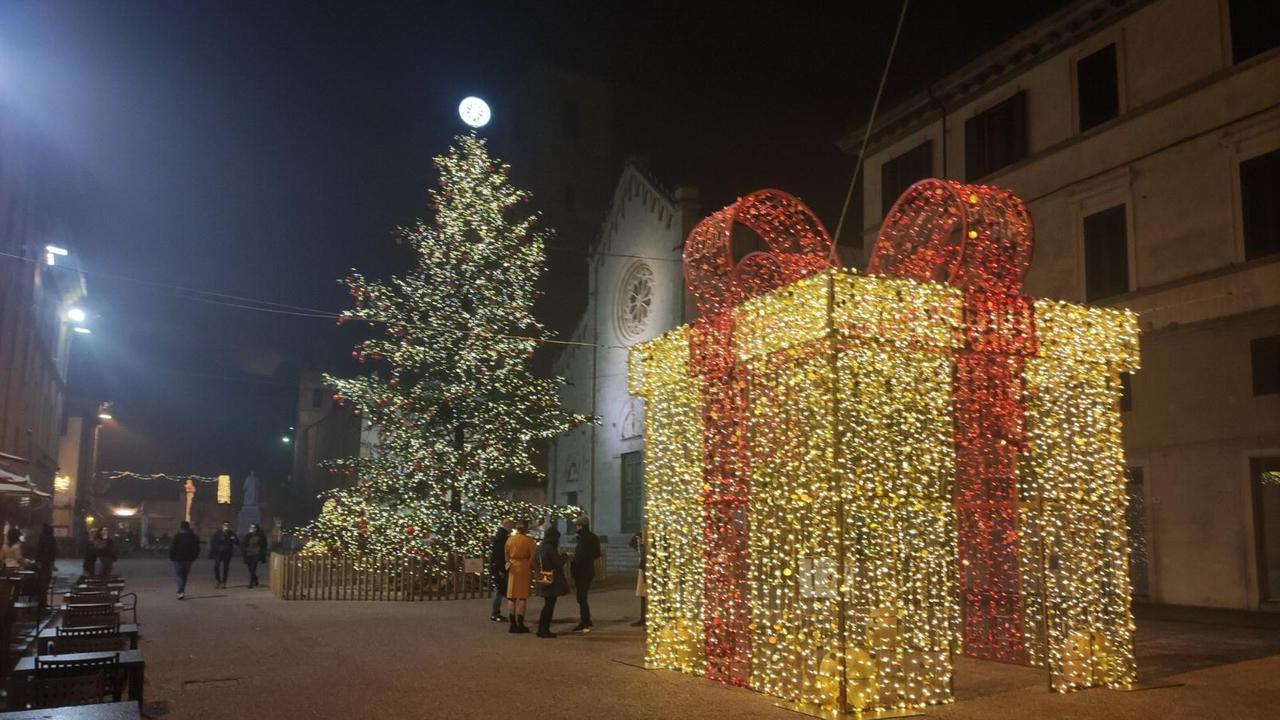 Notte di San Silvestro in Versilia, piazze vuote e poca gente: la capitale della movida dice addio alla festa