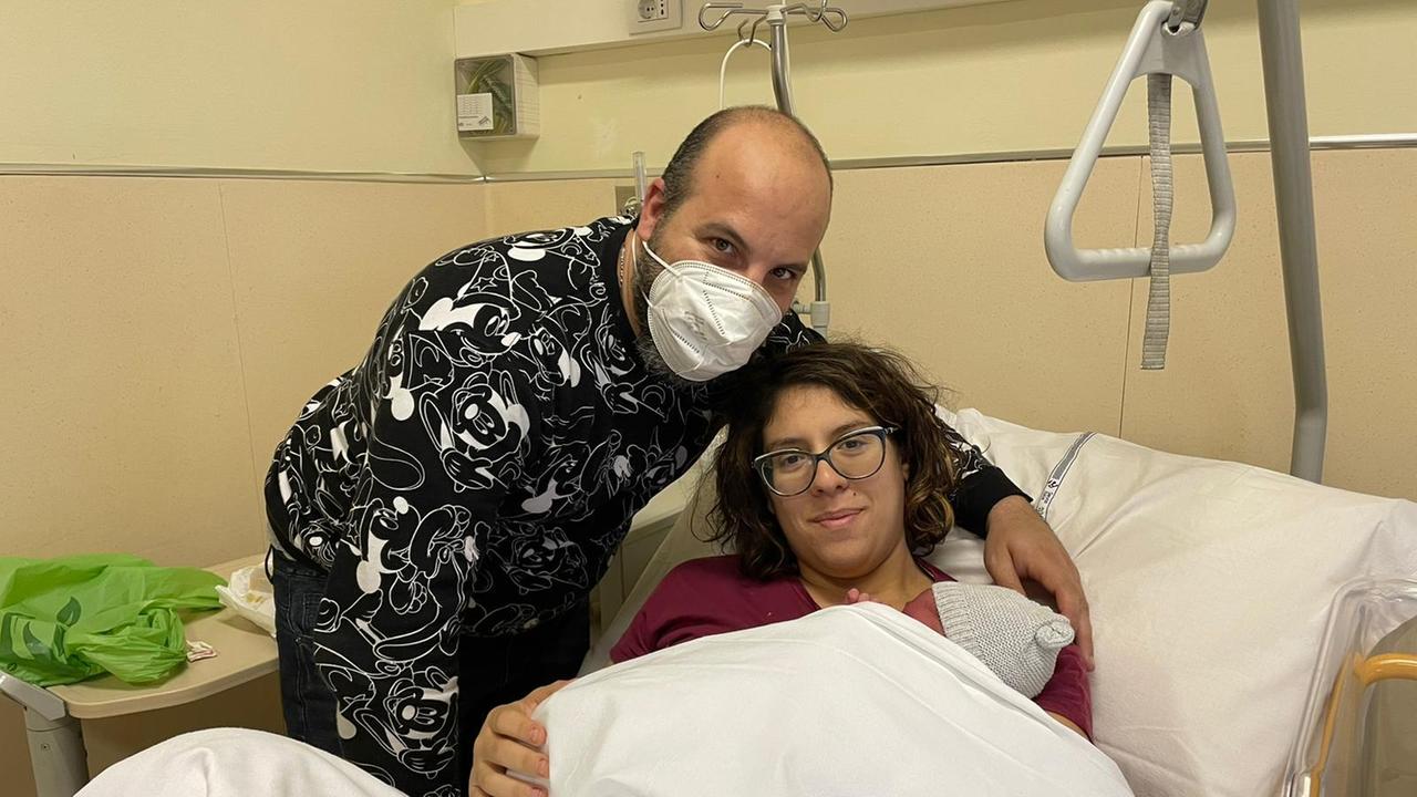 Mamma Irene e babbo Alessio con il piccolo Mattias, il primo nato del 2022 in Maremma