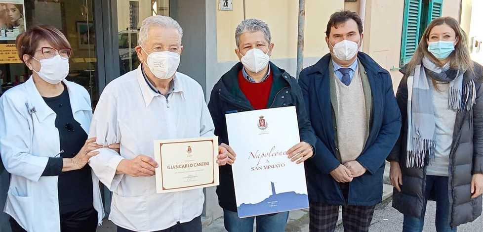 Giancarlo appende al chiodo forbici e rasoio dopo 53 anni di attività: «Ora farò il nonno»