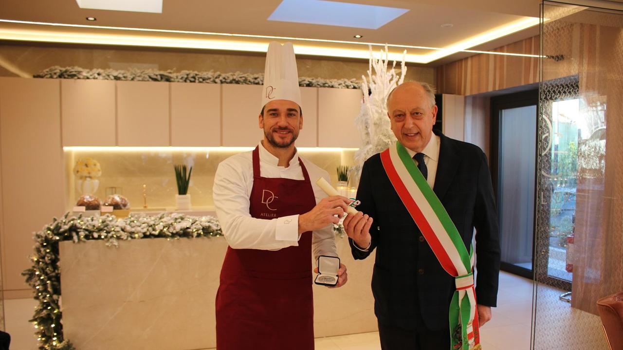 Il pasticciere Damiano Carrara premiato dal sindaco Alessandro Tambellini