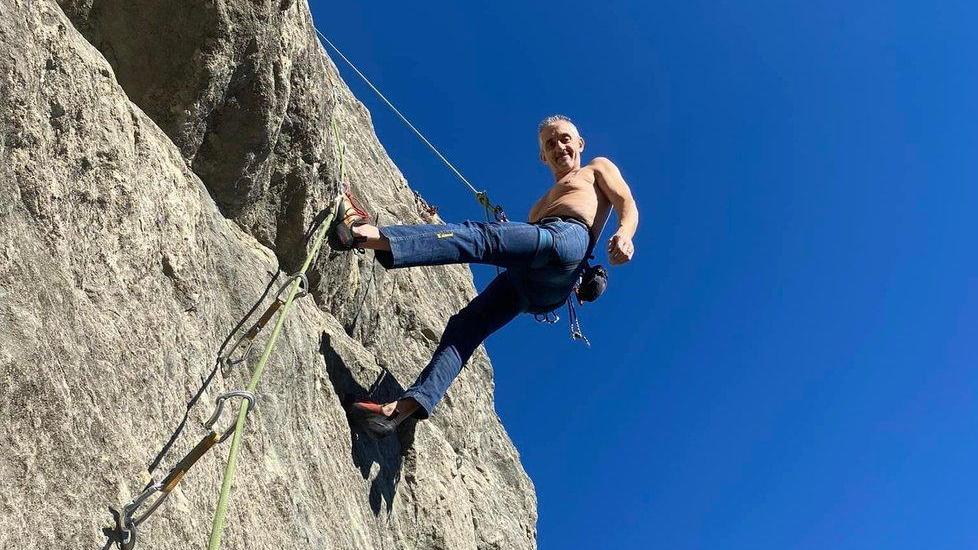 Scala la Pietra a torso nudo: «È Capodanno, ma sembra giugno»