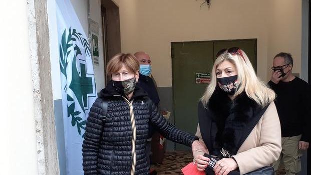 Viareggio, donato al bar Cusimano un defibrillatore in memoria di “Tore” Brucia