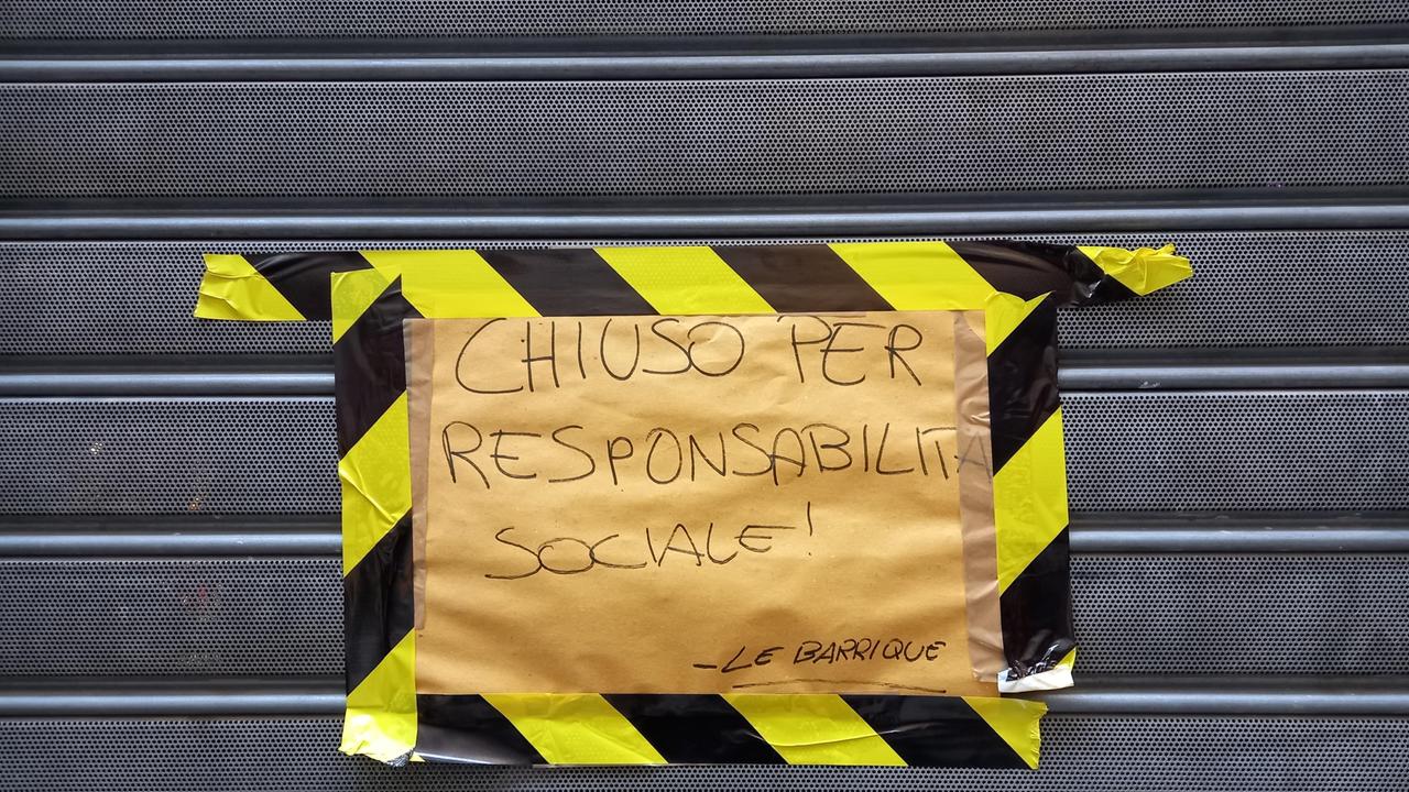 Il cartello affisso sul bandone del Barrique