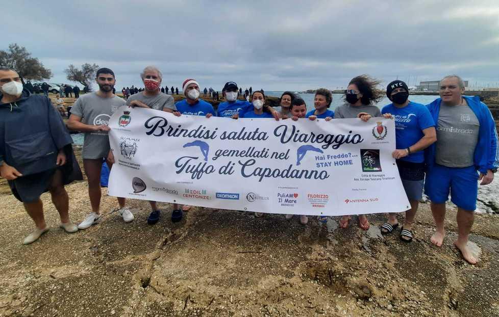 Brindisi, tuffo di Capodanno con un saluto a Viareggio